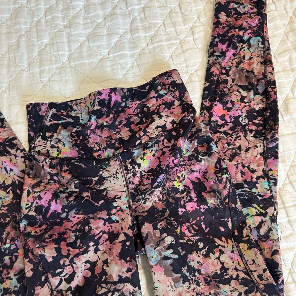 Lululemon leggings size 2 - Picture 5 of 8